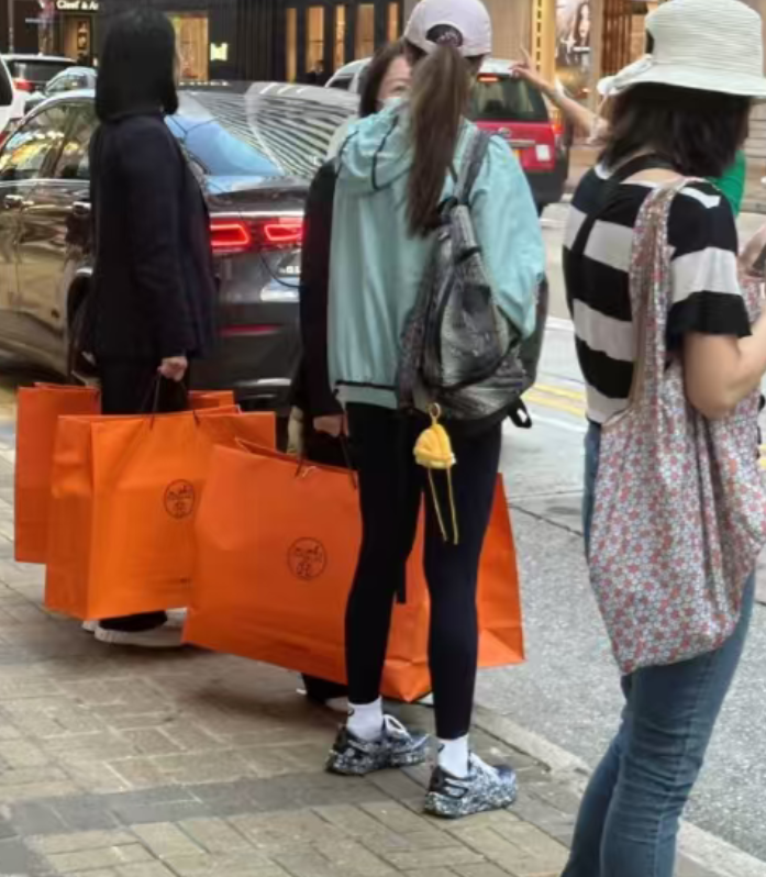 李嘉欣一家每月200万，也过得好爽啊！网友在香港偶遇在爱马仕扫货的李嘉欣，她和