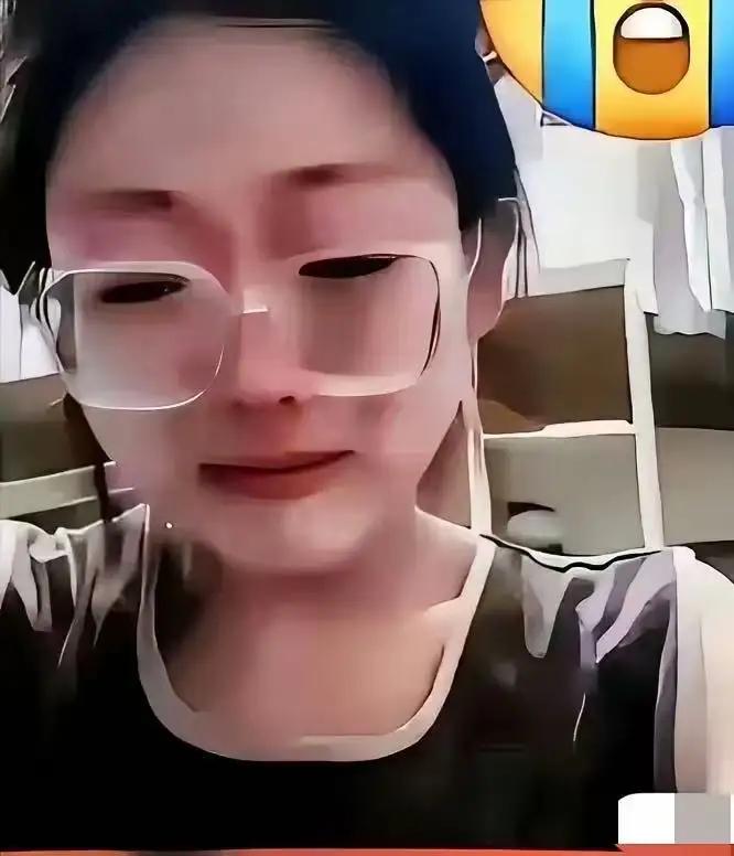 大学女生哭诉,父母一个月只给1500的生活费,根本不够。而她晒出的生活费清单,让