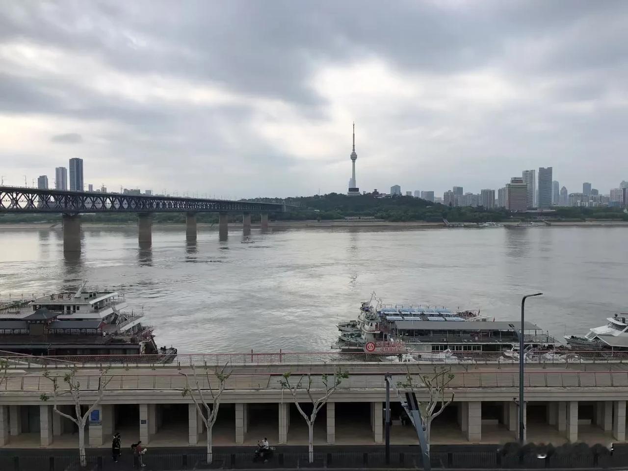 深圳、杭州的房地产已然开始出现转折。怎么说呢？有些地方是经济拉动房价，有些地方