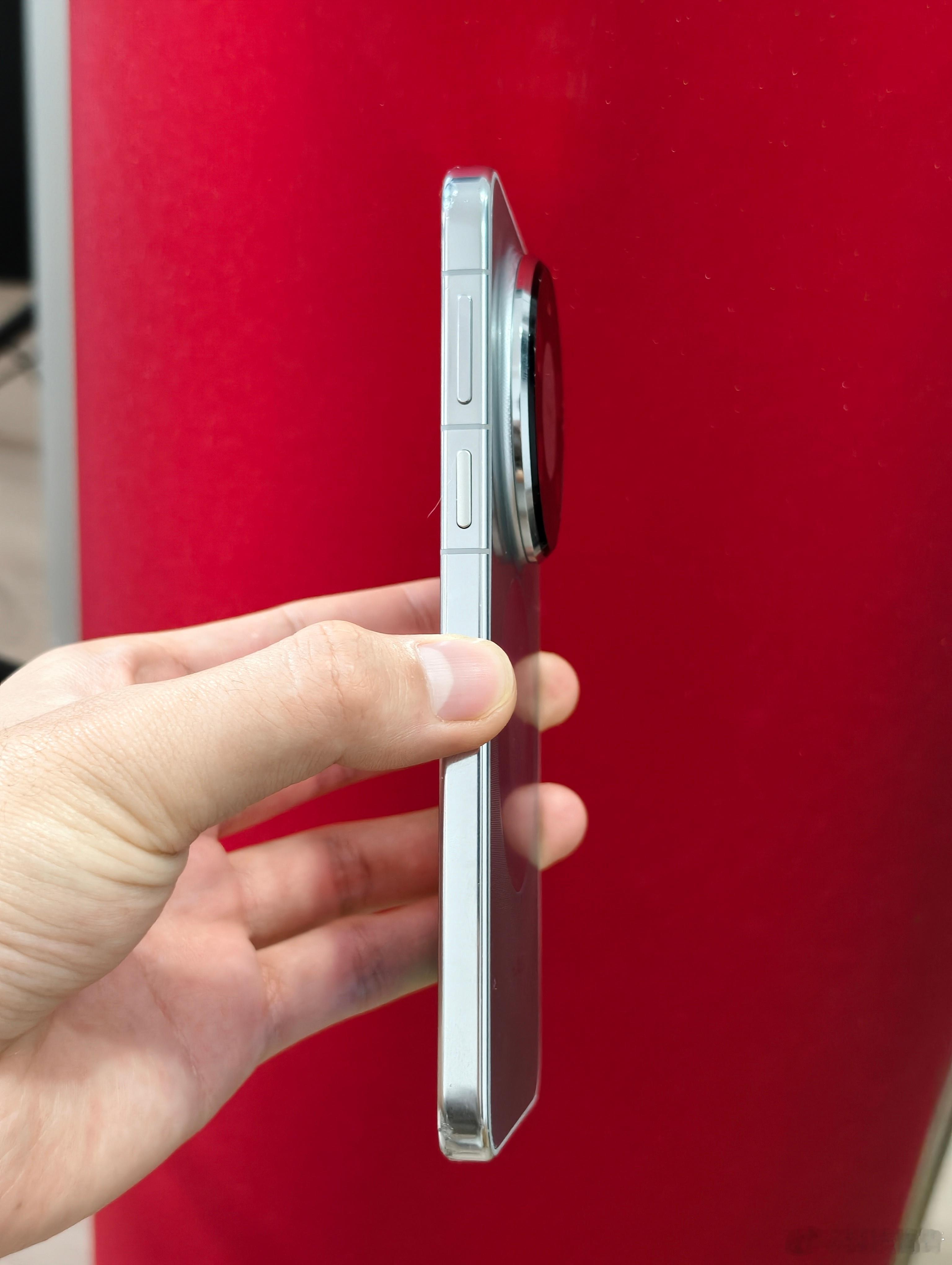 现在这个时间点看Mate80ProMax，依然会被它这套精致和大胆的设计所