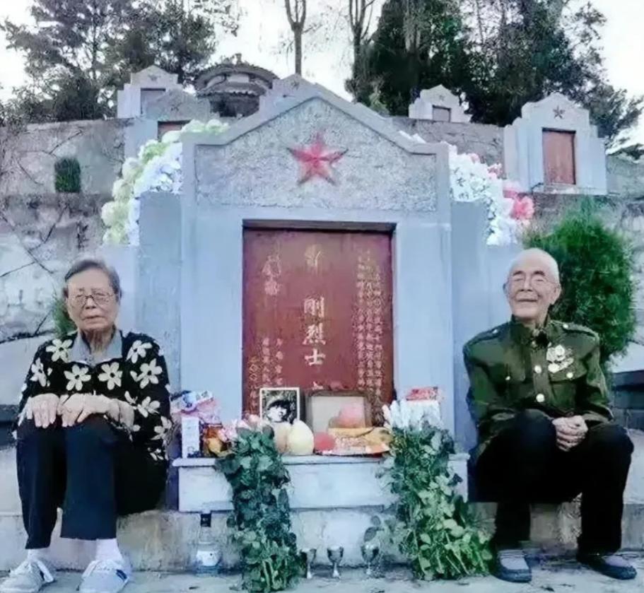 泪目了！2022年，两位老人感觉去日无多，趁有生之年千里迢迢来到儿子的墓前，他们