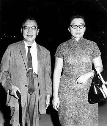 1956年，61岁的钱穆娶了自己的学生胡美琦(27岁)，新婚夜他盯着娇妻，想起了