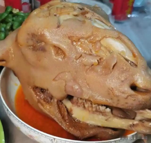 上海，李先生加班到深夜，因懒得做饭点了份外卖卤羊肉，原价近300元，用券后127