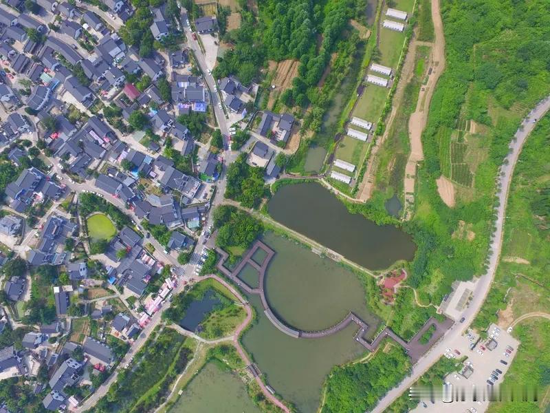 上海徐汇区发“房票”这事挺有意思。去年上海就有了房票安置政策，今年在多个区加速铺