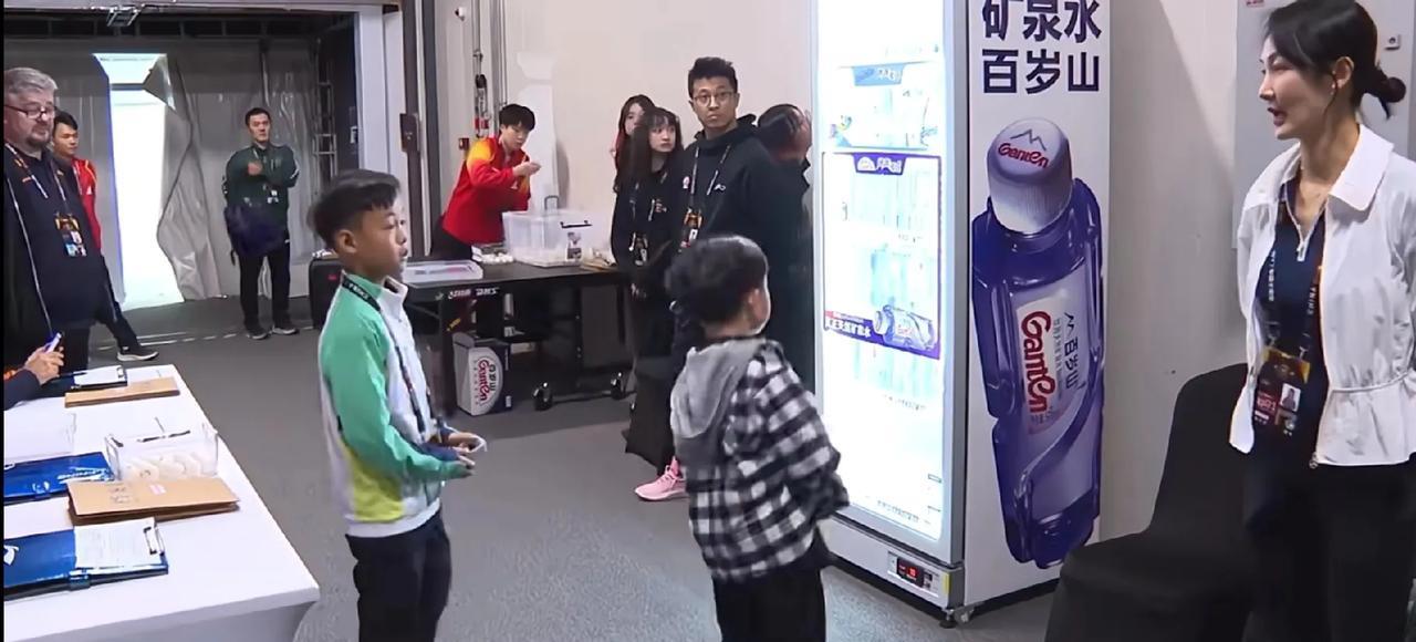 小海螺有多喜欢王楚钦王皓家的小儿子小海螺，把王楚钦当成自己的偶像，王楚钦训