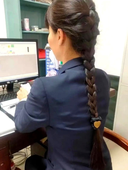 女同事33岁了，一直单身，相貌人品都不错。唯一的一点就是，谁要说，给她介绍个