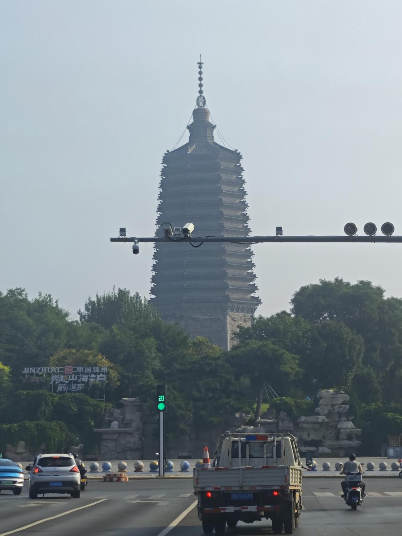 不顺的锦州之旅从葫芦岛到锦州距离比较近，便选择走一段国道，这里的大车真不少，