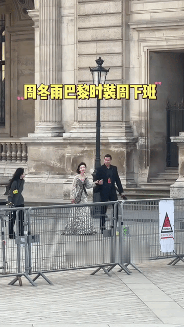 周冬雨这是穿了多高的高跟鞋？这几步走的，看着好艰难，真的是举步维艰了，每走一步都