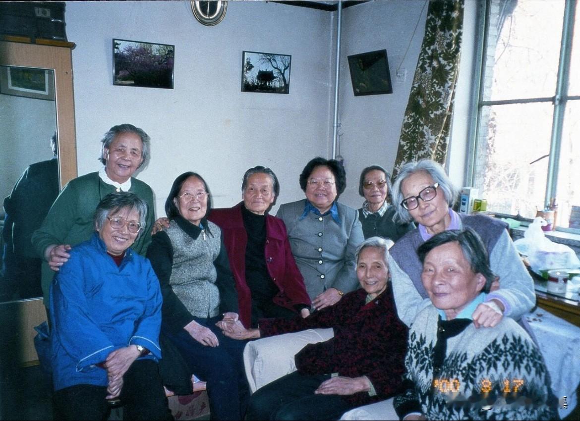 2000年3月，时任全国人大常委会副委员长彭珮云与西南联大女同学傅冬菊、许铮、马