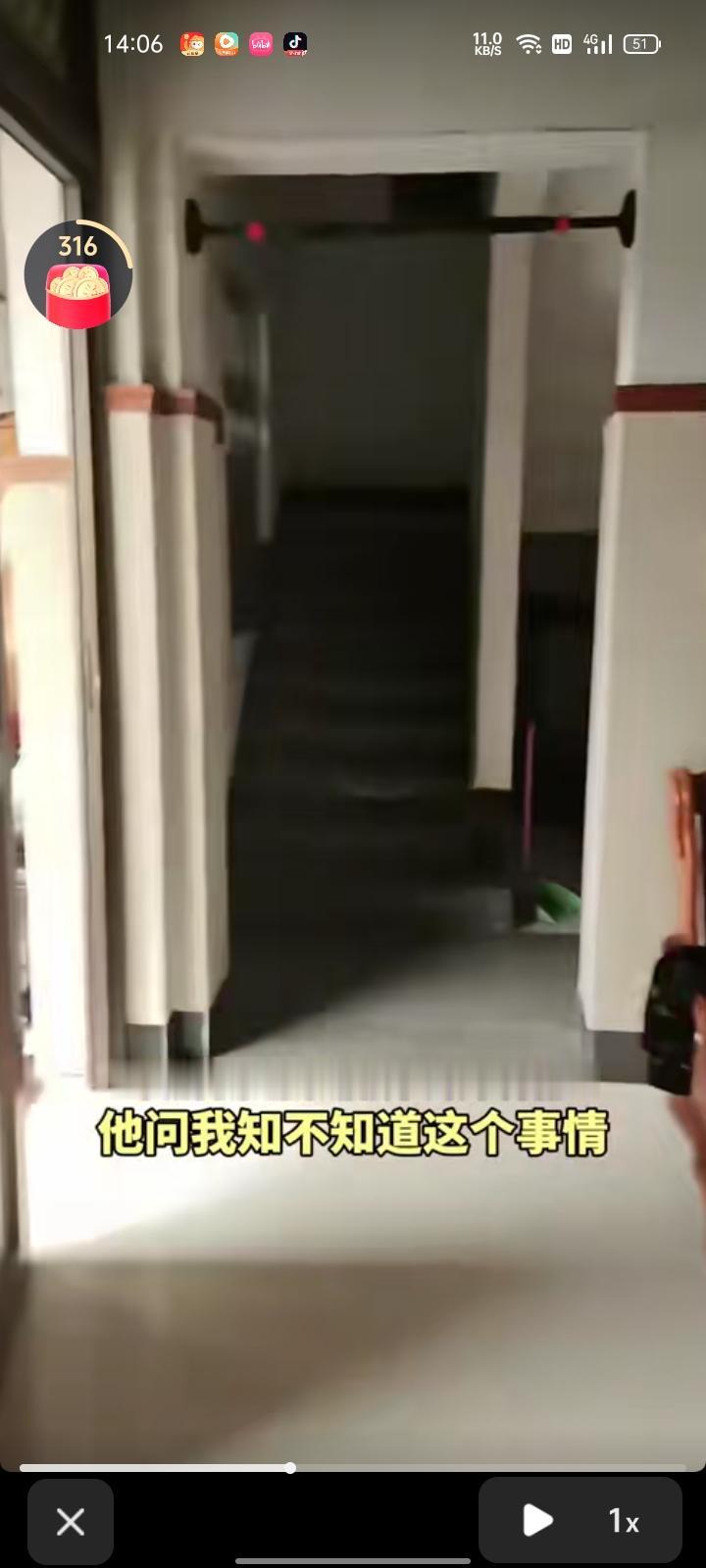 10月2日，浙江杭州。孩子常问妈妈是否记得他记忆中的爷爷奶奶，经常趴在爷爷的肚子