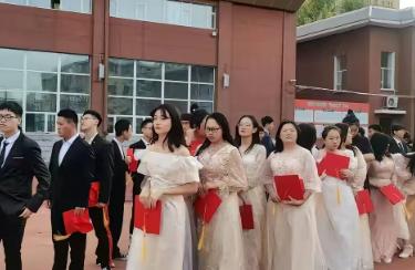 “排场大的堪比婚礼”成都一位妈妈，在问政四川平台上实名开炮了。她说孩子学校搞成人