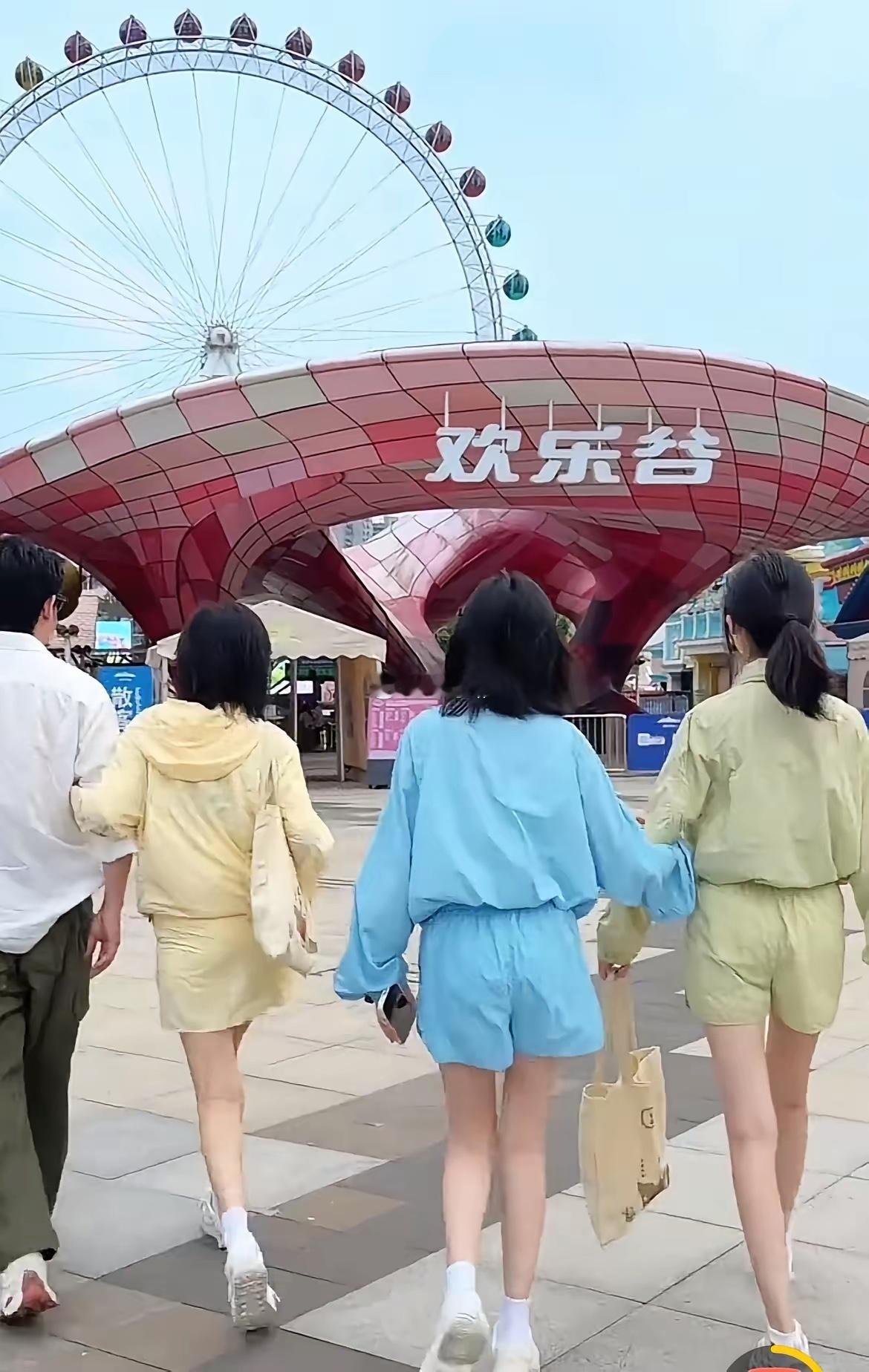 鲍蕾陆毅一家四口全是大长腿，这基因也太好了​​​
