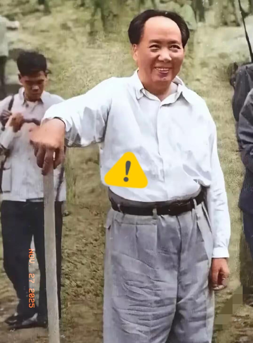 现在人民群众怀念歌颂毛主席而谁在反对、抵制毛泽东思想？绝大多数中国人民深切怀