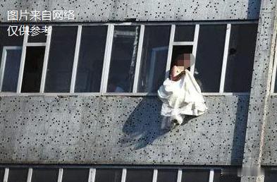 “你走我就跳！”贵州普安，一名25岁女子酒后和已婚情夫发生争执，以跳楼相逼挽留对