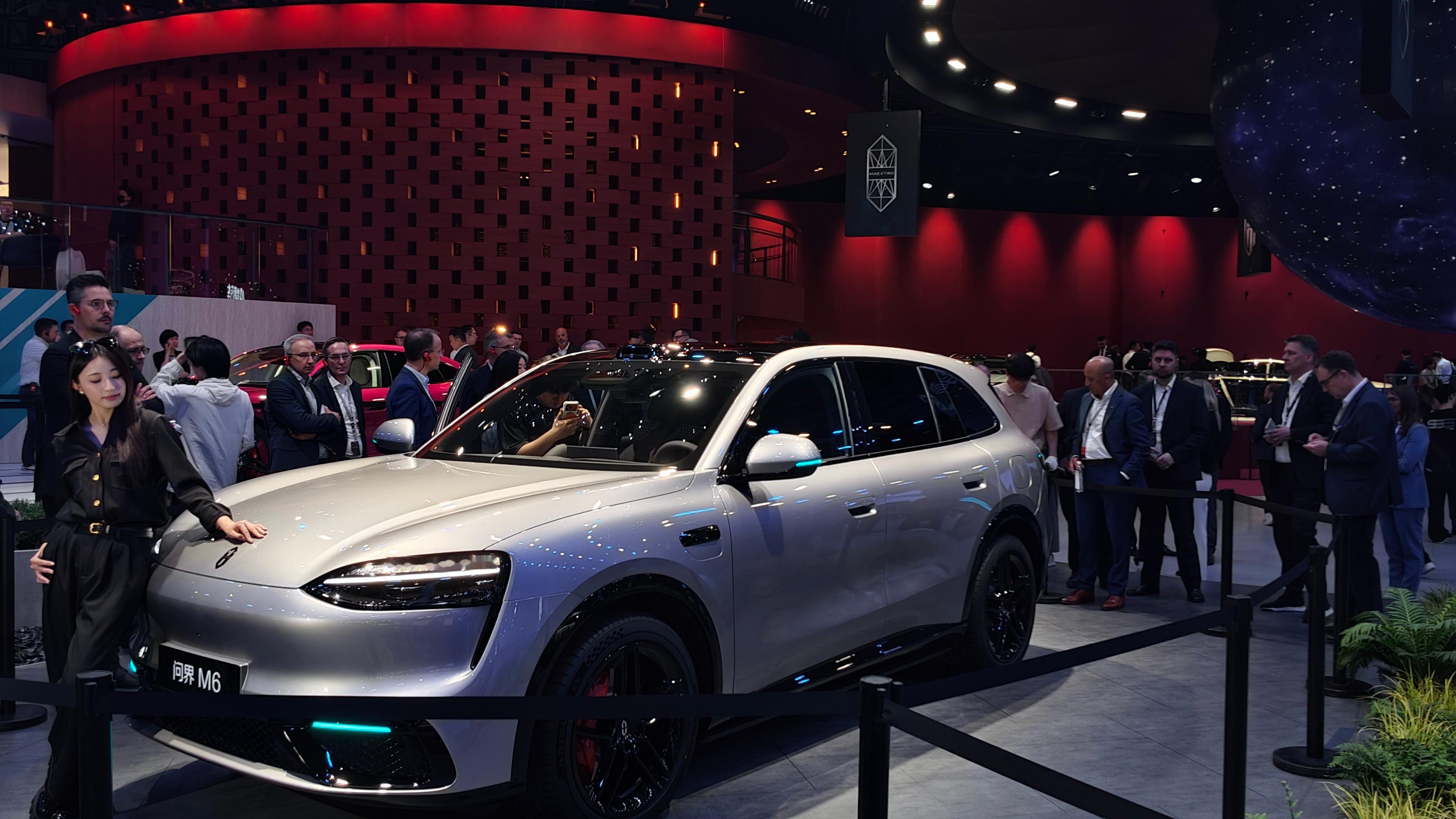 问界M6定位卡在M5和M7之间的年轻人专属大五座SUV。你不想开大车，但又想要大