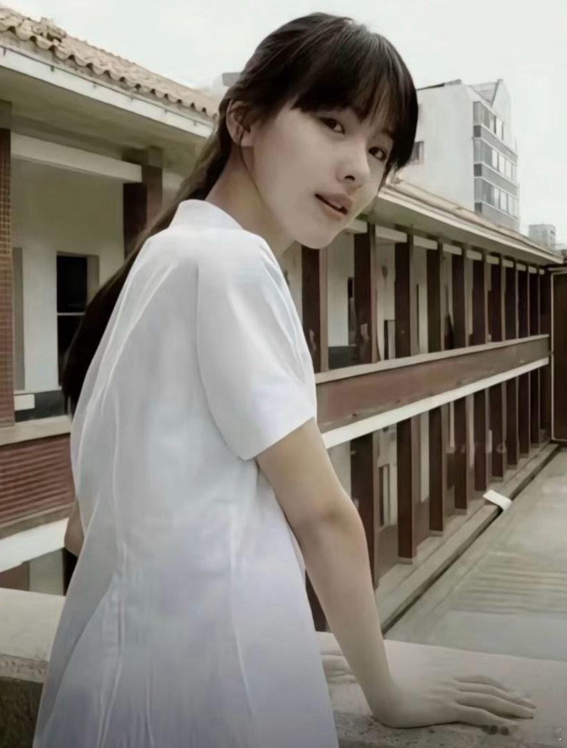 陈都灵理工女拍照姿势陈都灵的气质真的得天独厚，理工学霸刻在骨子里的端正体态，一张