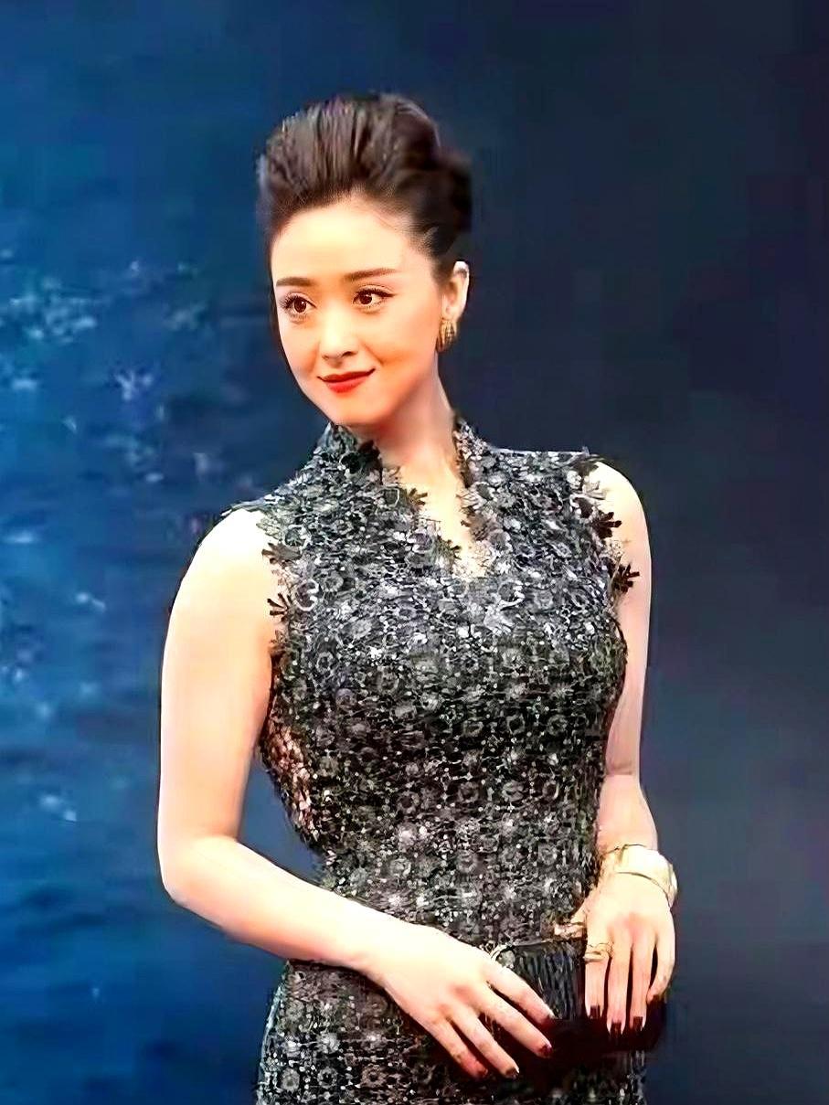 一件起球的毛衣，竟让她涨粉47万。蒋欣前阵子穿了件毛衣，被人发现上面有不少