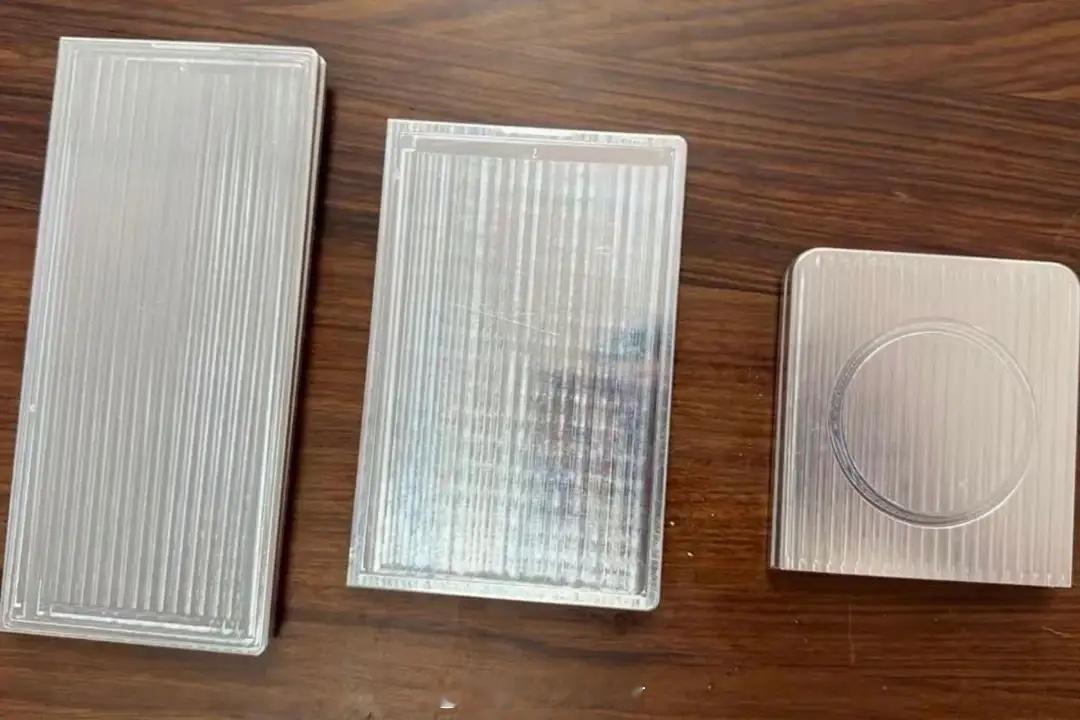 三星刚曝出来的ZFold8Wide，直接搞了个“护照比例”的宽折叠机，目标