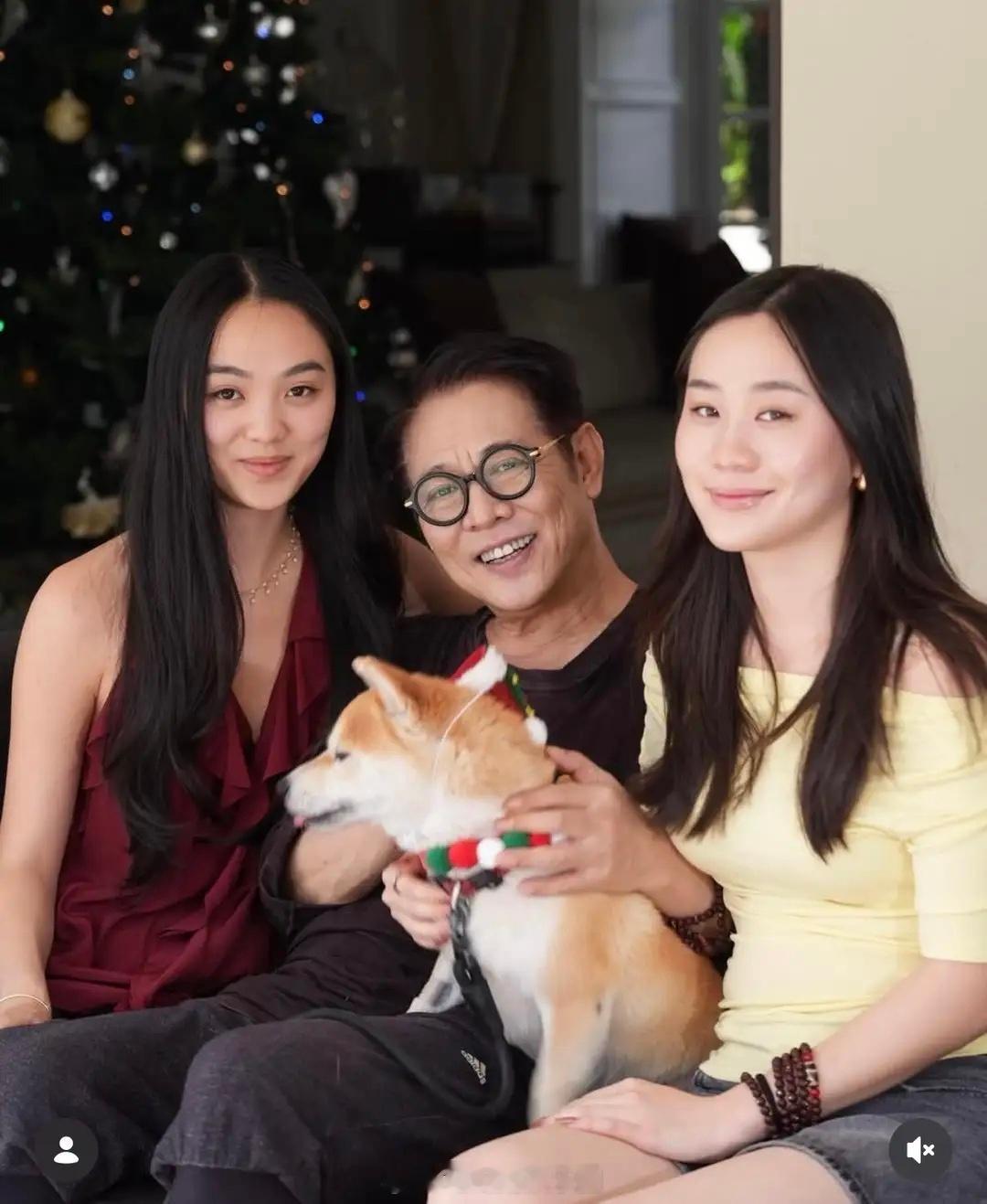 李连杰回新加坡过圣诞，抱狗与俩女儿在别墅庆祝，利智也在没露脸！