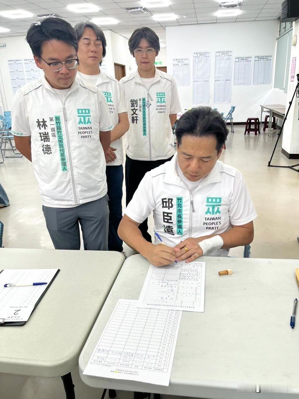 邱臣远今领表拼竹北市长今天（31日）是九合一选举候选人登记参选的第一天，包括