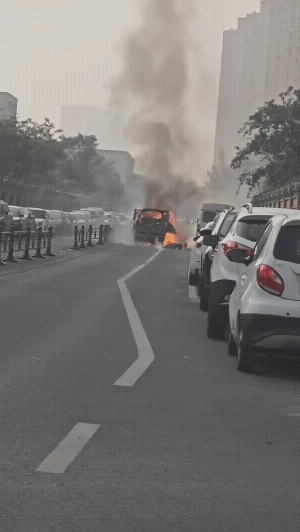 这个汽车太不安全了，可以当武器用了。某品牌的汽车，当街爆燃