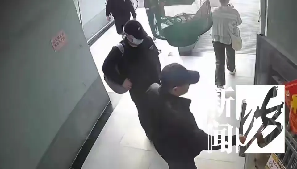 4月15日，上海，一爷叔看到2个男子在小区很怪异，20多℃的天气却穿的非常严实，