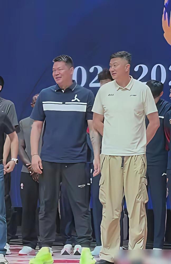 图①、两个背锅侠心一宽、体就胖了[大笑]图②不是有人说周鹏与杜锋有矛盾吗？他居