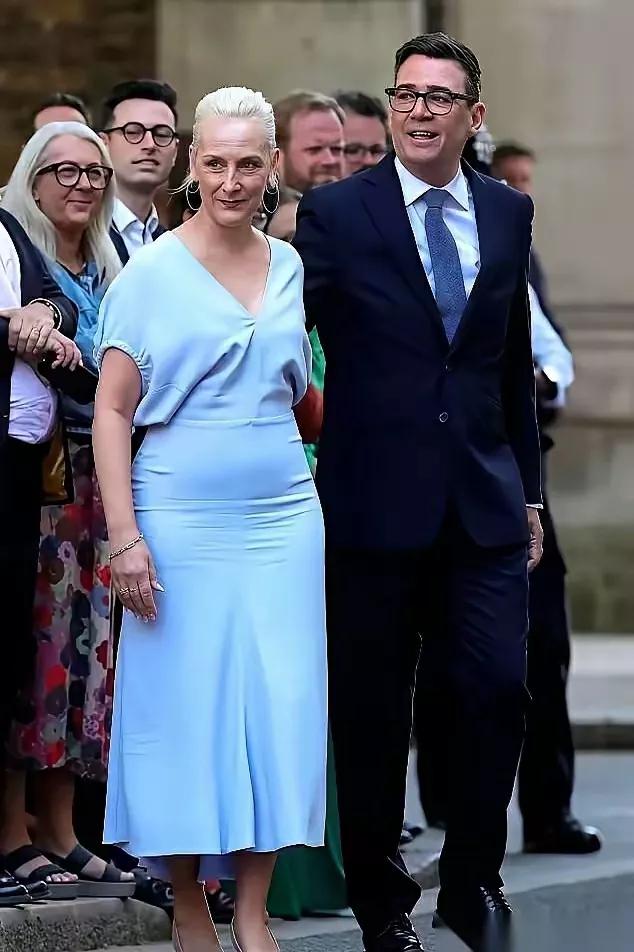 岁月从不害大妈，但有的衣服穿不下！这不，最近新出炉的英国新首相安迪·伯纳姆，