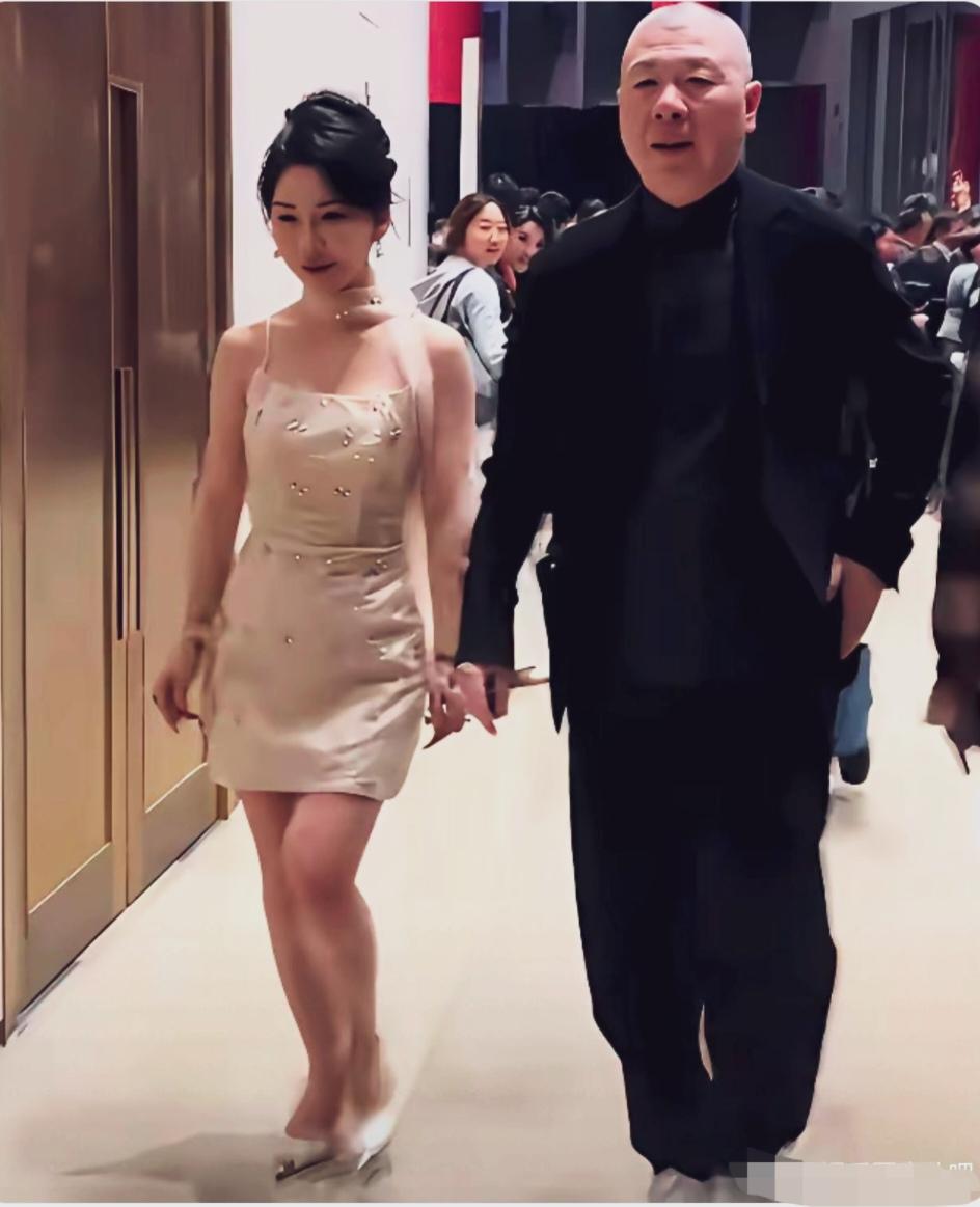 冯小刚导演脸颊圆润饱满，气色红润，比年轻时候好看太多了！