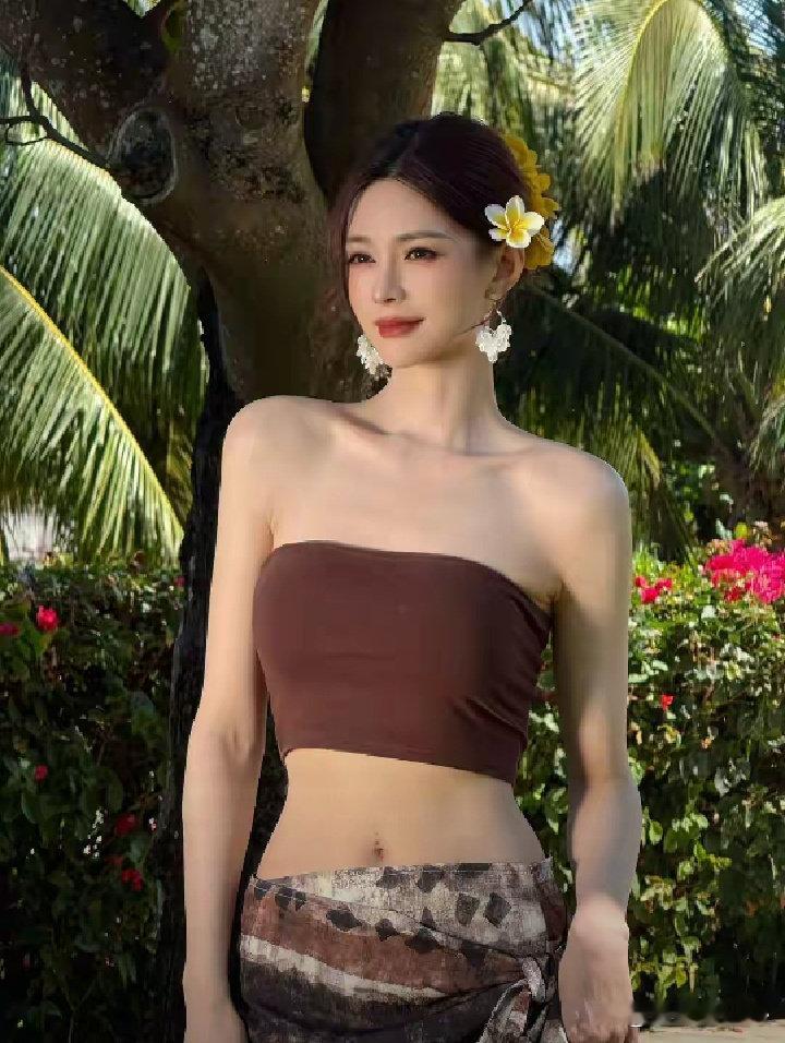 沈梦辰近期的状态真的太出圈了，整个人的明艳灵动劲儿比之前更舒展动人，越发衬得好看得出挑。偶尔换上露腰