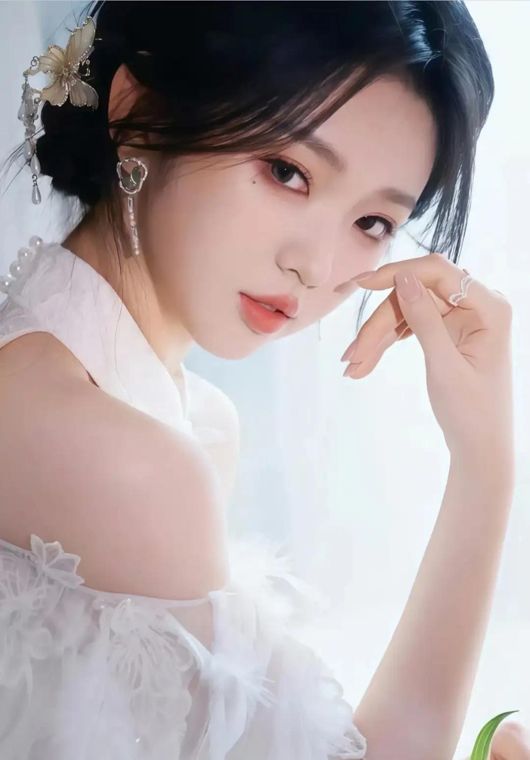 有人评出了短剧圈五大劝退观众女演员。1.李柯以滤镜碎一地，嘟嘴台词出戏+演技套