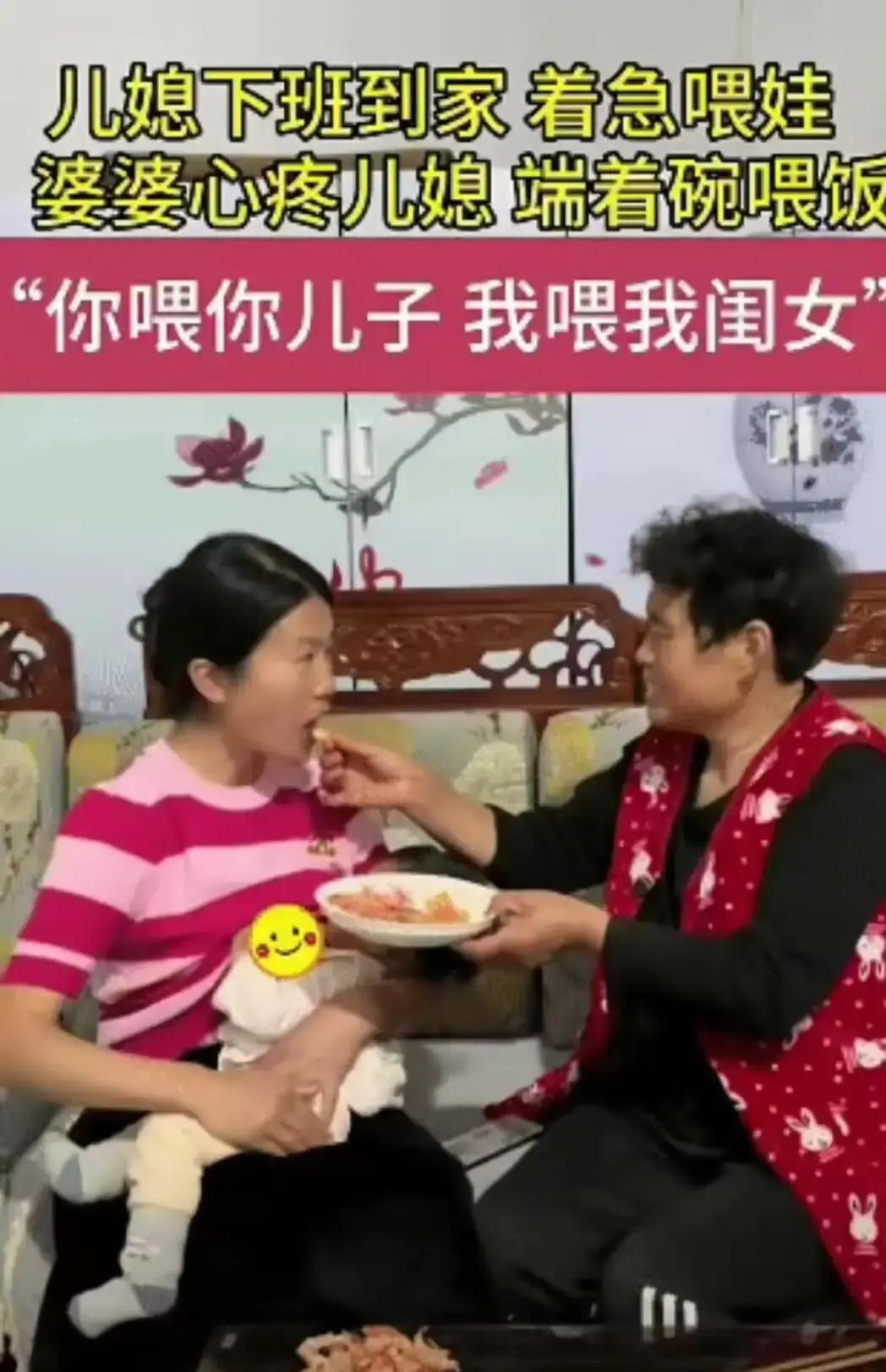 泪目！山东德州一个老小区里，儿媳加班到深夜，推门就先抱孩子，衣服一掀就往沙发一坐