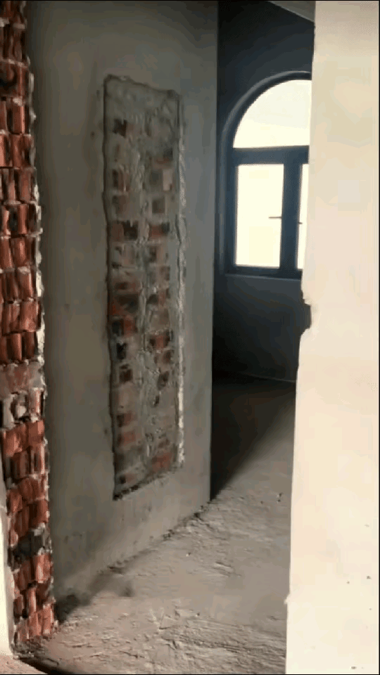 解释不清了！广西女子买套顶楼复式装修，一砸墙直接懵了，居然砸出个没门的密室，干了