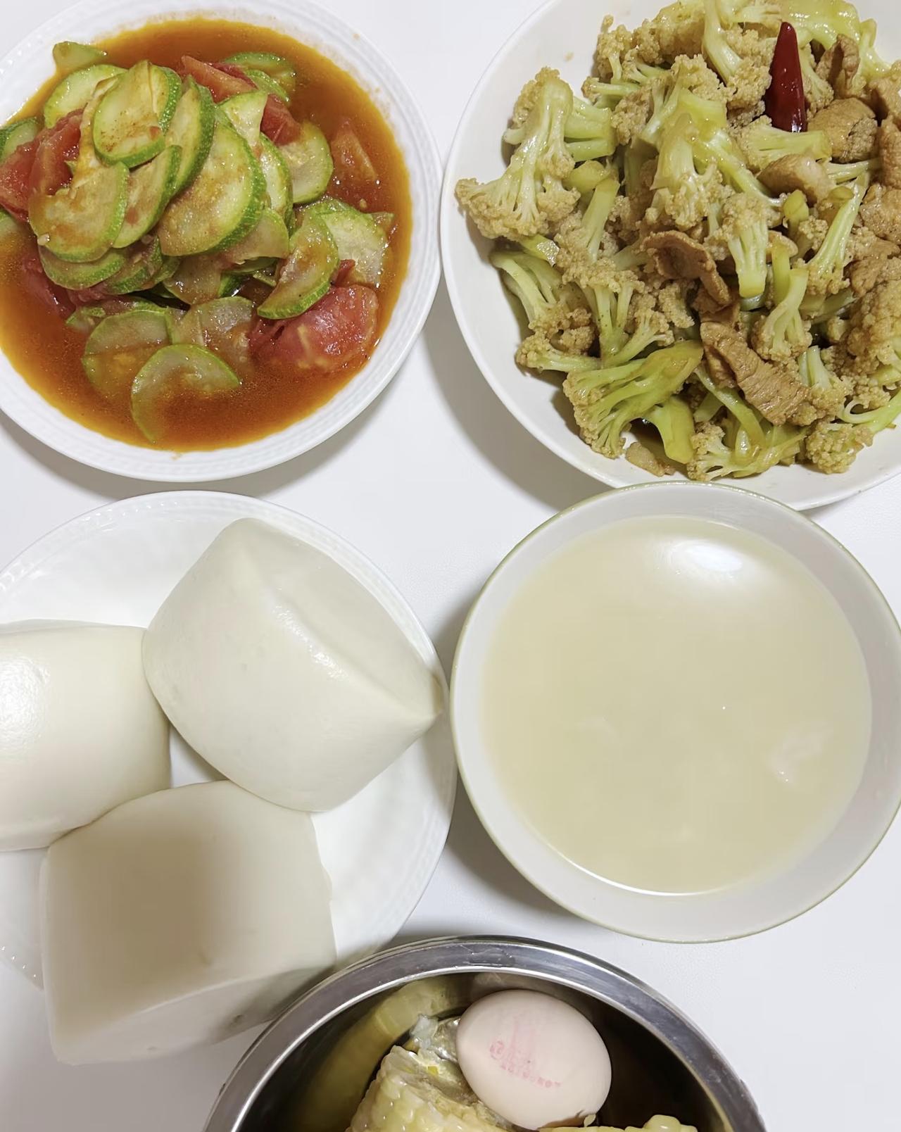 对于我们老家的饮食习惯，我忍不住要吐槽几句：早上稀饭，水烧开，面粉和水搅匀倒