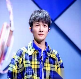 那英一句“我喜欢李维”，周深就下去了。连句辩解都没有，就那么鞠了个躬，走了。