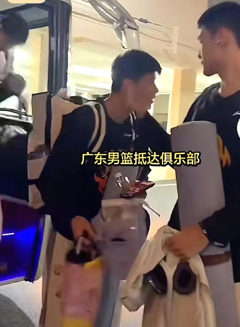 广东宏远连夜回家，这客场打得很轻松，接下来遭遇魔鬼拉练广东到广州和深圳打客场