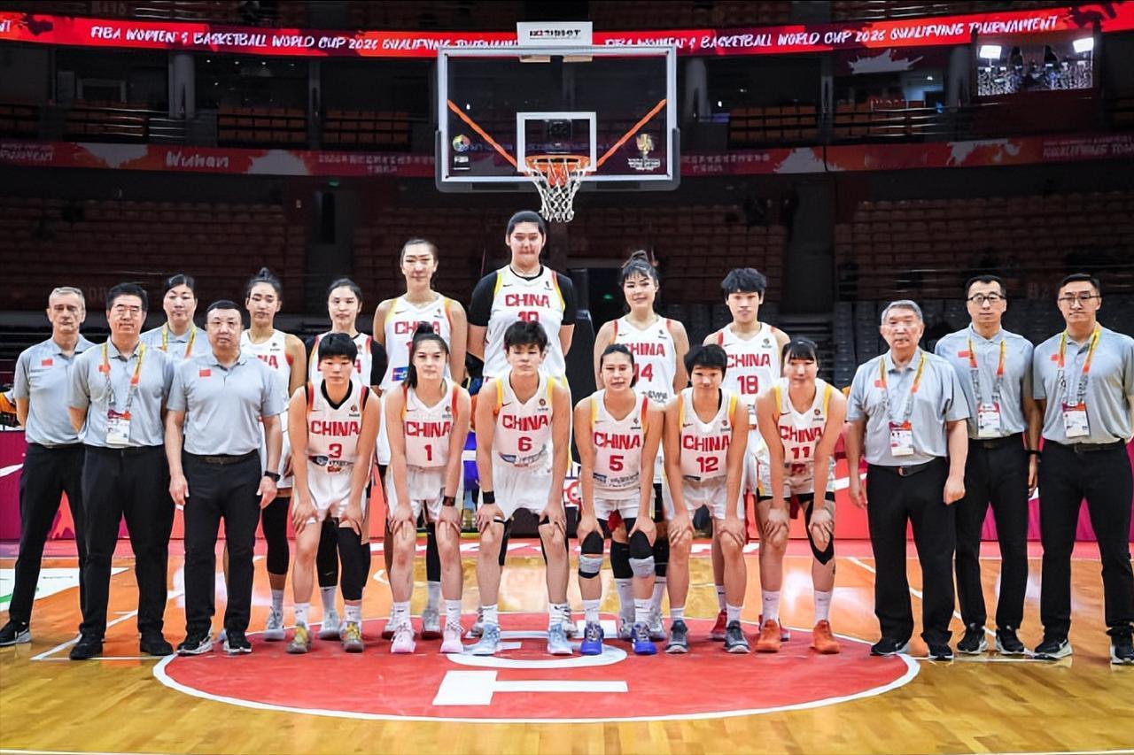 李月汝7投1中，韩旭6中0，两大中锋合起来上半场怒砍2分。现在知道了，真正面