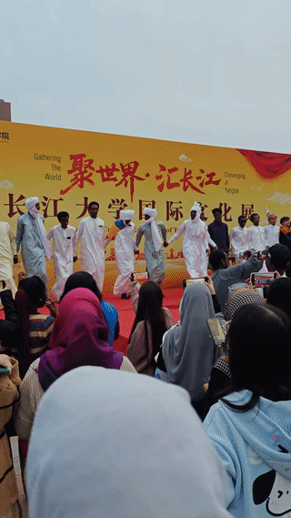 这是“长江大学”的外国留学生们正在校园里举办文化活动。台上的非洲黑人留学生又蹦