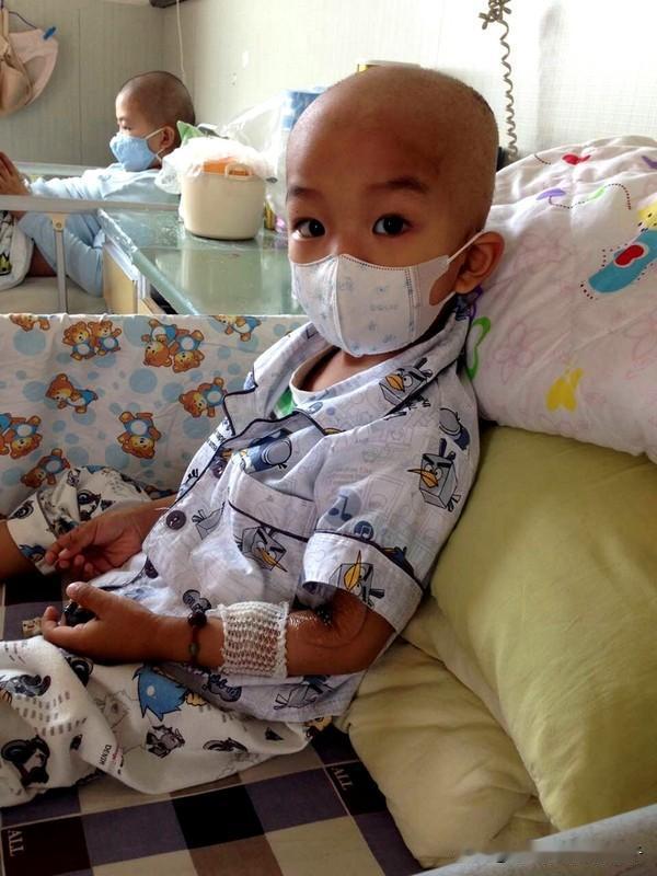 单亲孩子陪癌症晚期妈妈抗癌四年95后女孩马昕瑶的故事太让人动容。母亲确诊胰腺癌