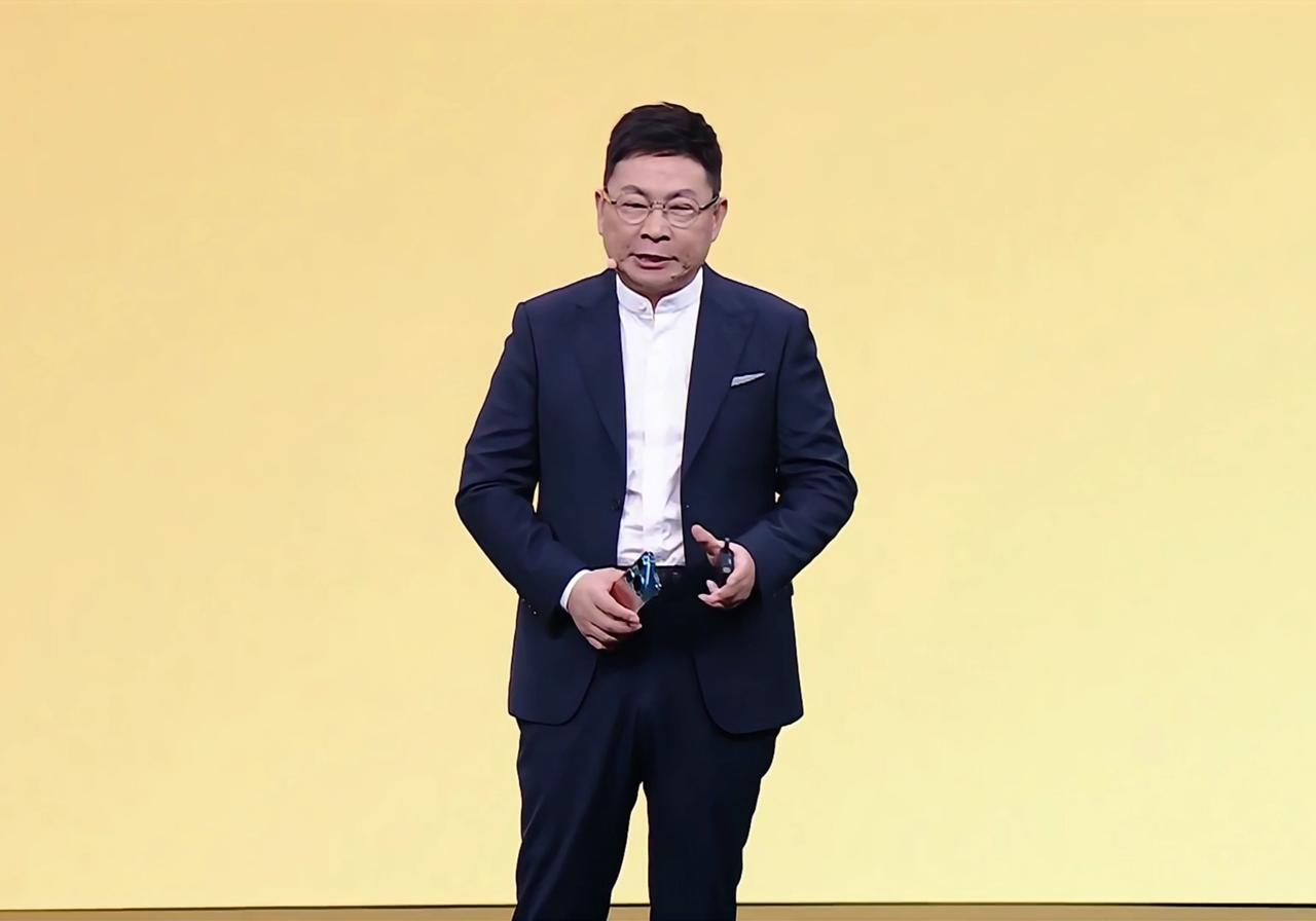 余承东：友商无长焦微距能力，友商是粮厂还是水果？ 华为Pura90系列发布会