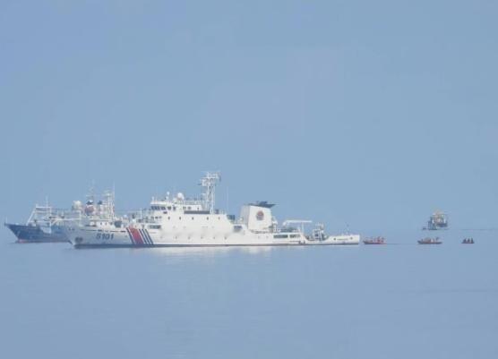 大动作！中业岛传来动静：中国海警抵近，人员登上礁石，海警船进入实打实的控局节奏。