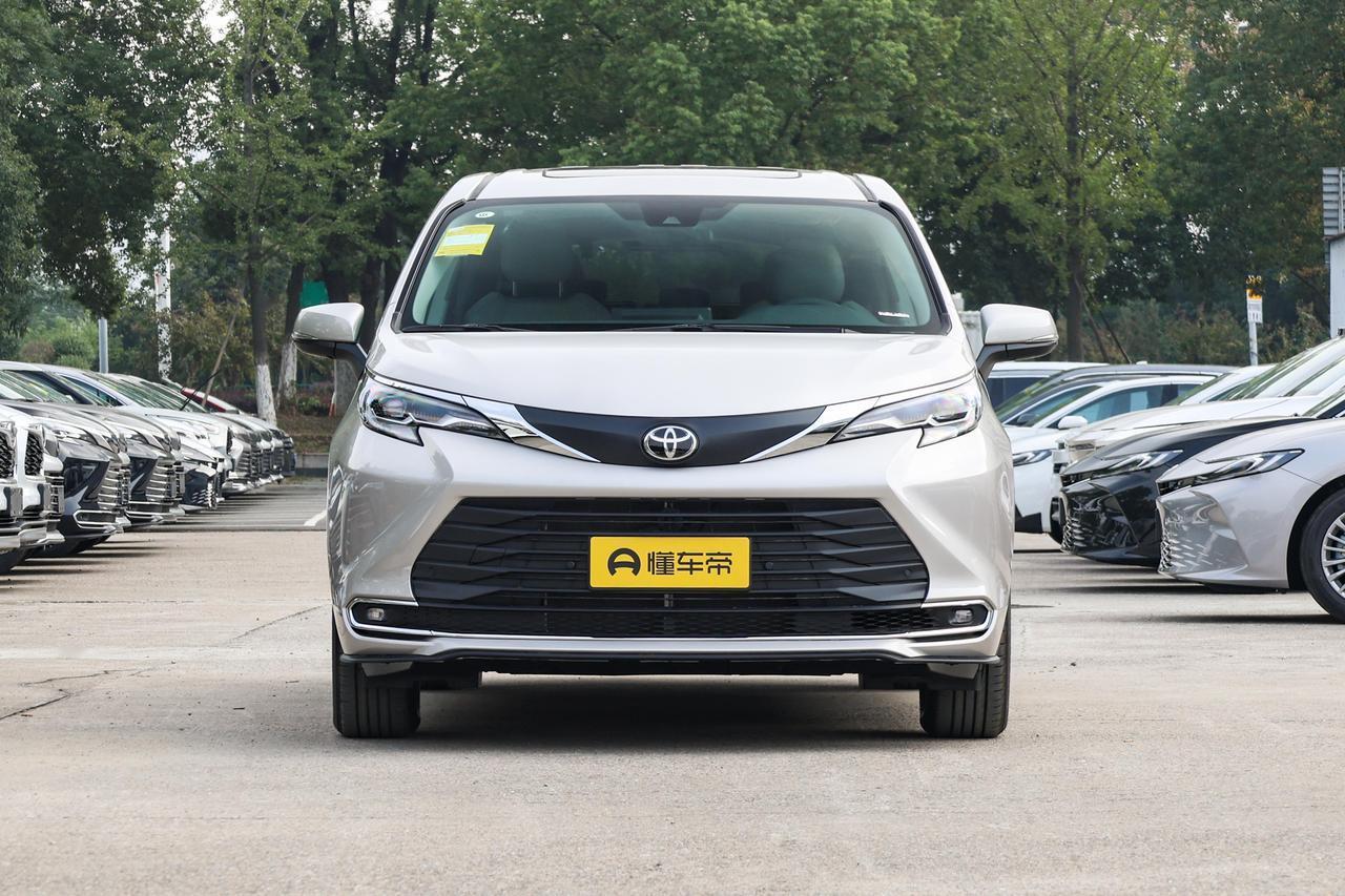 第一眼看丰田赛那的时候总感觉这款车更偏向于运动属性，也可以说是MPV里少有的清爽