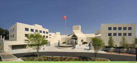 中国驻美大使馆新馆非常好看，是融合了中西建筑美学的经典设计‌。中国驻美国大使