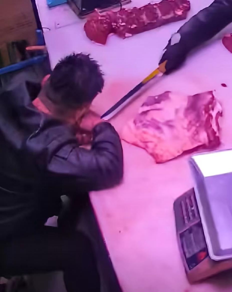 这也太吓人了！卖肉老板摊位上睡着，前来取货的顾客竟然用杀猪刀刺醒老板，老板醒后发