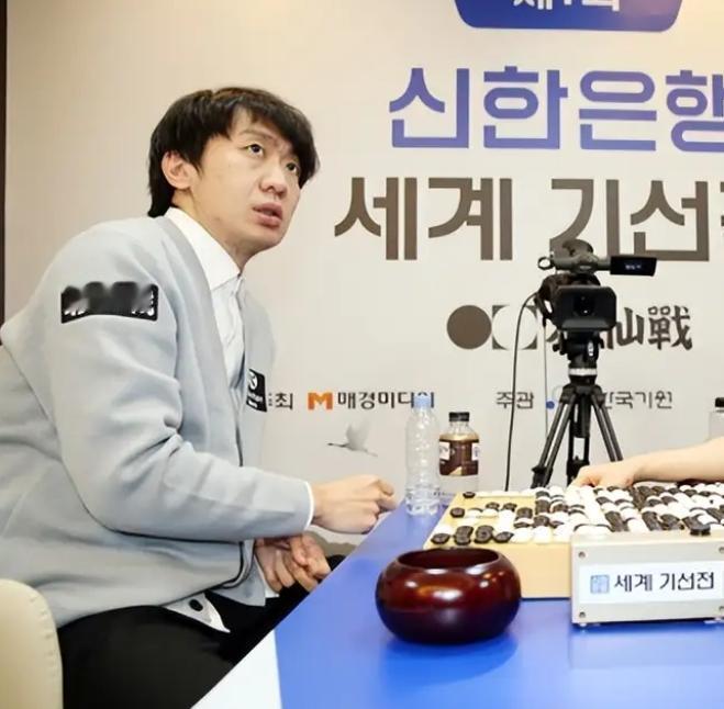 各为其主~党毅飞赢棋立大功杨鼎新赢棋难救主韩国围棋联赛第10轮的比赛，