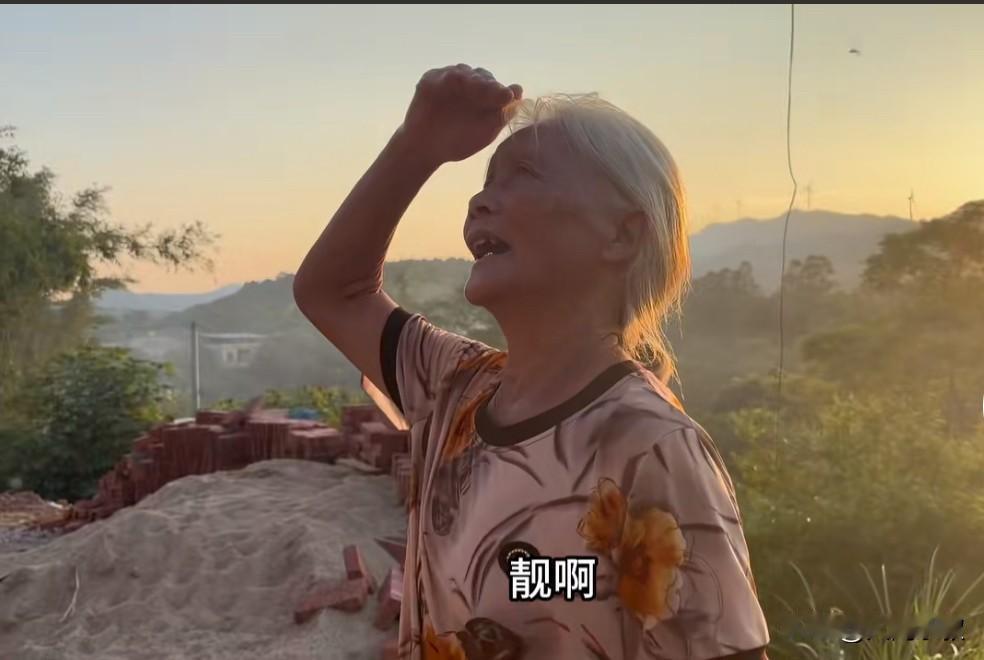 “靓吗？”“靓啊！”唐尚珺母亲一个月没回来，房子主体落成了，母亲抬头望着房