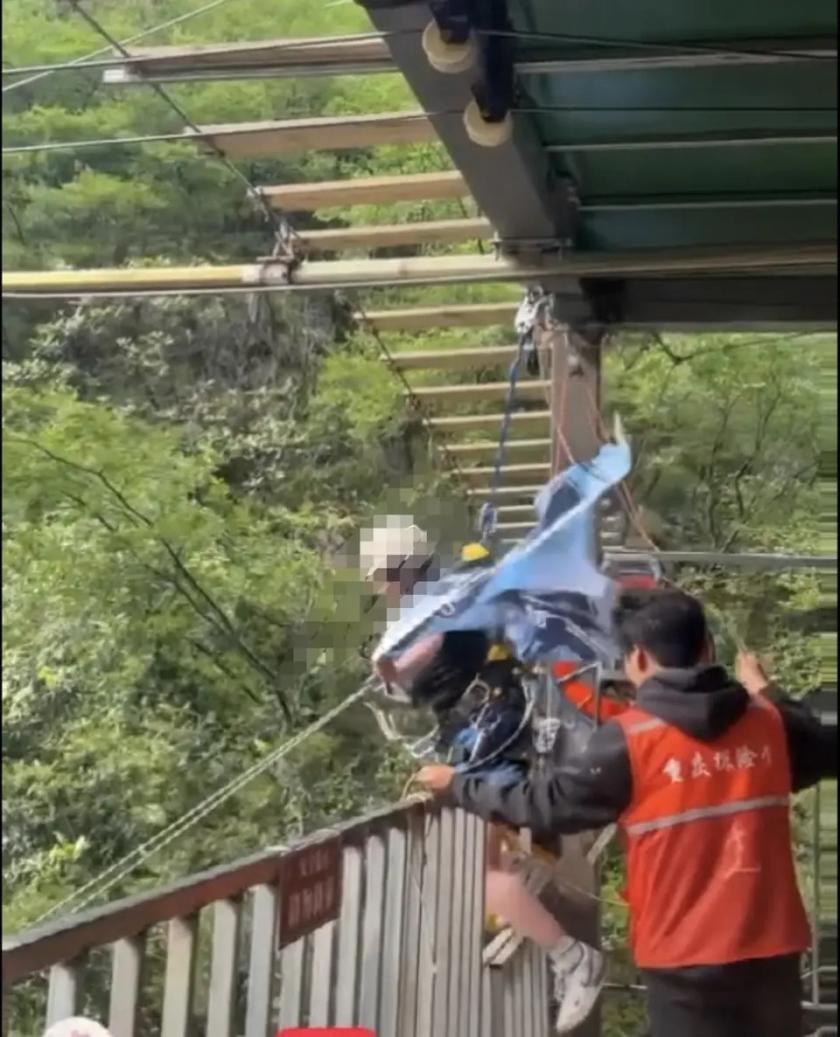 全网怒了！游客大喊“没绑紧”仍被推下，官方通报：系安全责任事故！四川华蓥市玛琉