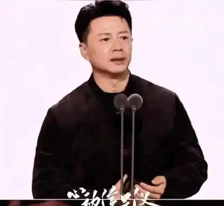 王宝强八年没让公司赚一分钱，还往里贴片酬，就为一件事：带新人。他把《八角笼中》