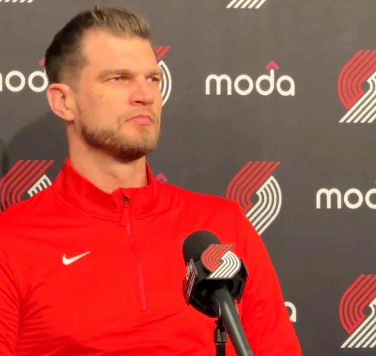 明白了，斯普利特就是让杨瀚森替自己背锅的杨瀚森刚被下放到发展联盟，打了一场比