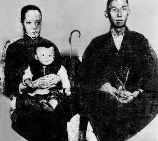 1915年11月15日，北京棉花胡同，一张全家福。蔡锷抱着儿子端生坐在正